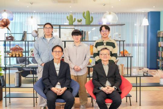 김진영(앞줄 왼쪽)교수와 이재성(앞줄 오른쪽) 교수.