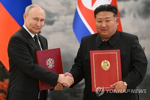 지난해 6월 19일 '포괄적인 전략적 동반자 관계 조약'에 서명한 푸틴(왼쪽) 러시아 대통령과 김정은 북한 국무위원장[EPA=연합뉴스]