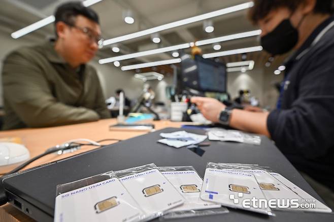 SK텔레콤이 유심 해킹 사고와 관련해 전국 T월드 매장에서 희망 고객을 대상으로 무료 유심 교체를 진행하는 가운데 교체 첫 날인 28일 서울 중구 SKT PS&M 을지로점에서 가입자들이 유심 교체 서비스를 받고 있다. SKT는 온라인 예약 시스템(care.tworld.co.kr) 을 통해 대기 시간 없이 유심을 교체할 수 있다고 밝혔다.  이동근기자 foto@etnews.com