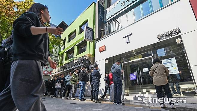 SK텔레콤이 유심 해킹 사고와 관련해 전국 T월드 매장에서 희망 고객을 대상으로 무료 유심 교체를 진행하는 가운데 교체 첫 날인 28일 서울 중구 SKT PS&M 을지로점에서 가입자들이 유심 교체를 위해 줄지어 서 있다. 이동근기자 foto@etnews.com