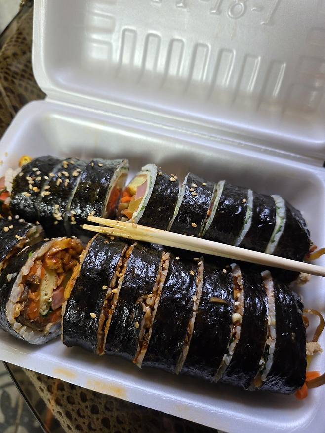 가게 나가면서 김밥 테이큰다운 했슴돠