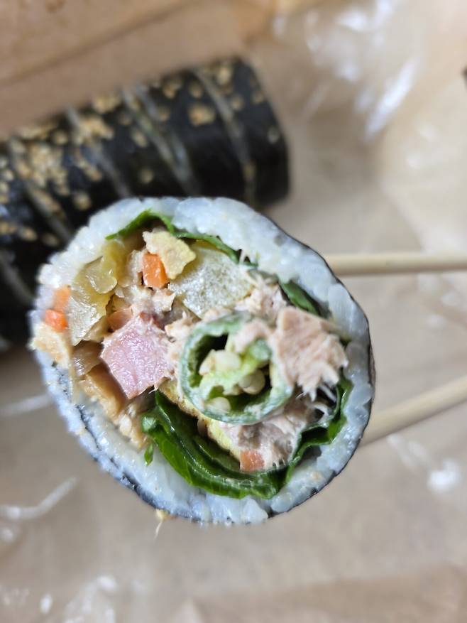 가게 나가면서 김밥 테이큰다운 했슴돠