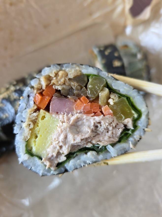 가게 나가면서 김밥 테이큰다운 했슴돠