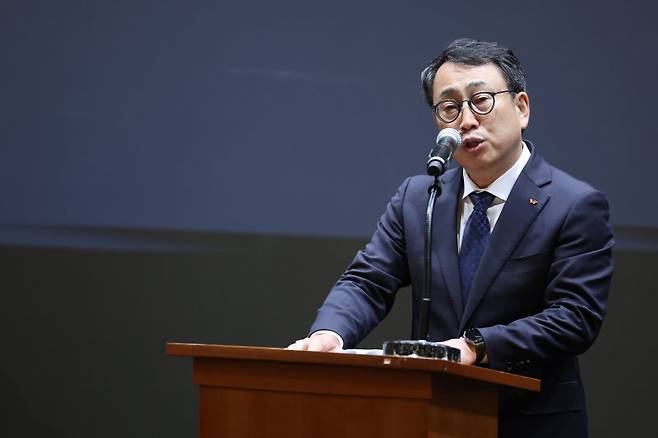 유영상 SK텔레콤 대표이사가 지난 25일 서울 중구 SKT타워에서 고객 정보 보호조치 강화 설명회를 열고 SK텔레콤 이용자 유심(USIM) 정보 해킹 사고와 관련해 사과하고 있다. 2025.4.25/뉴스1 ⓒ News1 이동해 기자 /사진=뉴스1