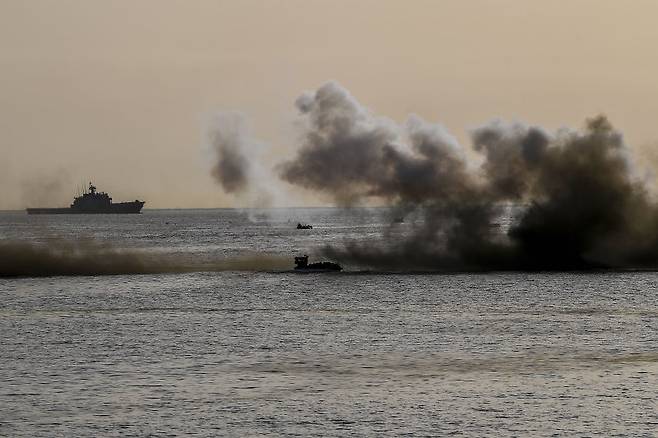 지난 26일 해군 해병대 합동상륙훈련 예행연습 간 참가 중인 상륙돌격장갑차(KAAV)가 해상돌격을 실시하고 있다. 해병대사령부 제공