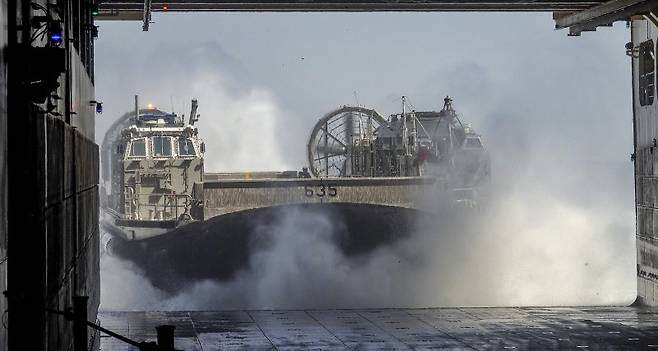 지난 26일 해군 해병대 합동상륙훈련 예행연습 간 참가 중인 해군 고속상륙정(LSF)이 대형수송함 마라도함(LPH)에서 해상돌격을 준비하기 위해 훈련을 하고 있다. 해병대사령부 제공