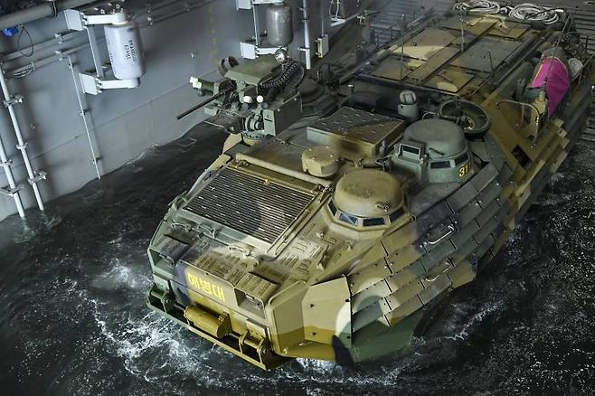 지난 26일 해군 해병대 합동상륙훈련 예행연습 간 참가 중인 상륙돌격장갑차(KAAV)가 노적봉함(LST-2)에서 해상 진수를 하고 있다. 해병대사령부 제공