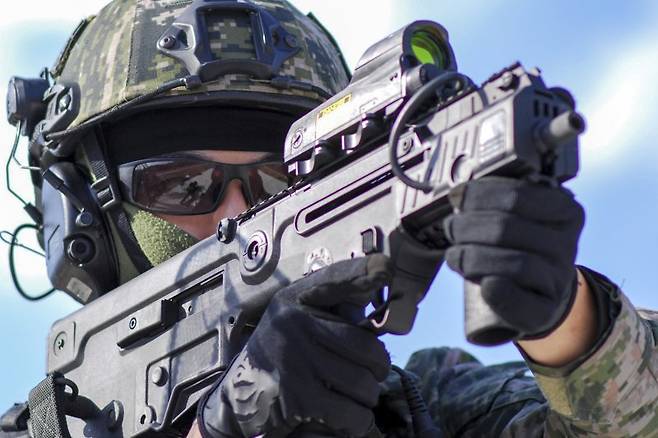 해병대 특수수색대대가 25일 경북 포항과 월성원자력본부 일원에서 대대종합전술훈련을 실시헸다. 전시 작지종심작전 수행능력을 강화하기 위해 실시된 훈련에는 국가중요시설 방호와 야간 해상침투후 육상침투 전환훈련, 은거지 구축, 정찰 및 감시, 첩보보고와 화력유도 훈련 등으로 진행됐다. 해병대1사단제공