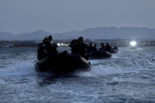 해병대 특수수색대대가 25일 경북 포항과 월성원자력본부 일원에서 대대종합전술훈련을 실시헸다. 전시 작지종심작전 수행능력을 강화하기 위해 실시된 훈련에는 국가중요시설 방호와 야간 해상침투후 육상침투 전환훈련, 은거지 구축, 정찰 및 감시, 첩보보고와 화력유도 훈련 등으로 진행됐다. 해병대1사단제공