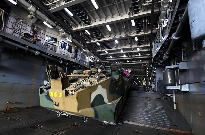 해군·해병대가 합동상륙훈련을 위해 24일 포항 군항에서 천왕봉함에 한국형 상륙돌격장갑차를 탑재하고 있다. 해군 제공