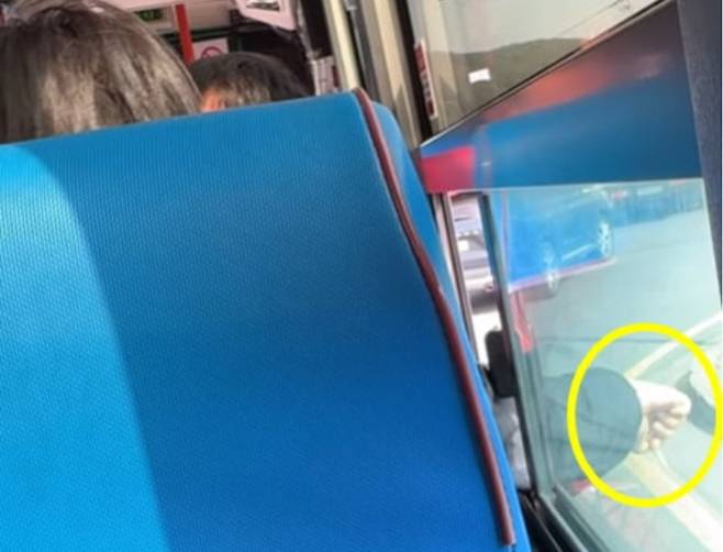 제주도에서 시내버스를 탄 중국인 관광객이 흡연하는 모습을 담은 영상. /사진=서경덕 교수 제공