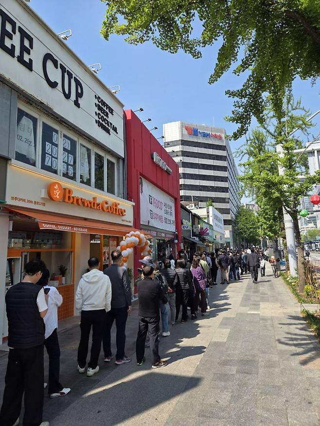 서울 종로 일대 SK텔레콤 대리점에서 유심 교체를 위해 사람들이 길게 줄을 선 모습. 사진=장민권 기자