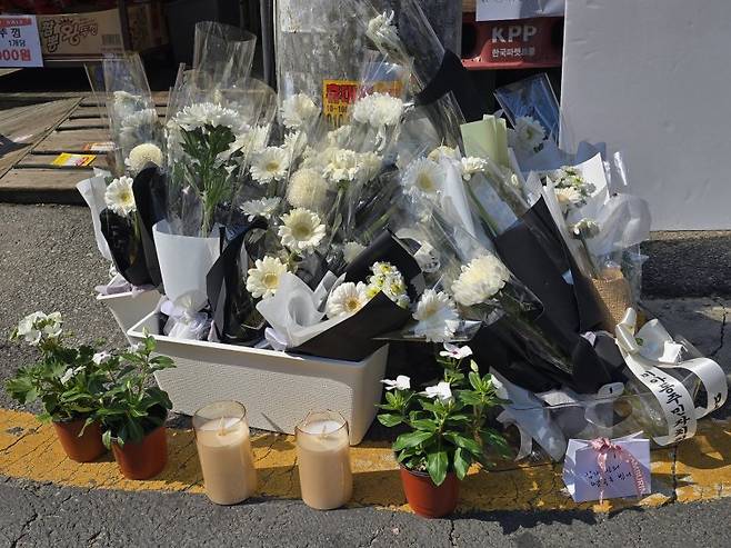 지난 25일 1명이 숨지고 1명이 다친 흉기 난동 사건이 발생한 서울 강북구 미아동의 한 마트 앞에 피해자를 추모하는 국화꽃이 놓여 있다. 사진=서지윤 기자