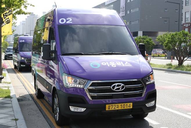 세종시 보람동에서 열린 도심형 수요응답형 버스(DRT) 시승식에서 이응버스가 승강장에 진입하고 있다. 2024.7.1. (ⓒ연합뉴스, 무단 전재-재배포 금지)