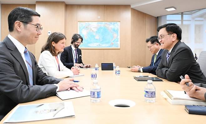미국을 방문 중인 최상목 경제부총리가 25일(현지시간) 국제통화기금(IMF)에서 마리 디론 국제신용평가사 무디스(Moody's) 국가신용등급 글로벌 총괄과 면담하고 있다. 2025.4.26. (ⓒ뉴스1, 무단 전재-재배포 금지)