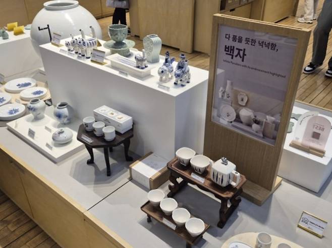 백자의 아름다움을 고스란히 담아낸 뮷즈들.