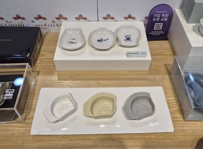 온화한 신라의 미소가 접시에 그대로 담겨 있다.