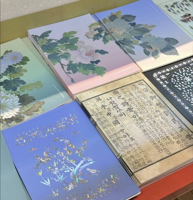 다양한 전시물을 바탕으로 예쁜 뮷즈들이 많아진 것을 볼 수 있었다. 해당 사진은 유선 공책 뮷즈다.