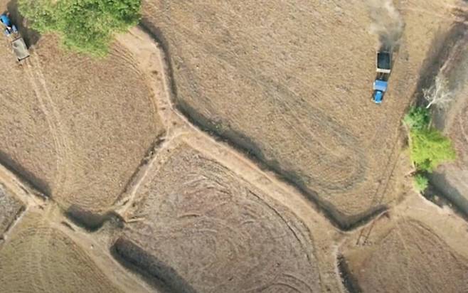 농지에 현무암 가루를 뿌리고 있는 모습. 마티카본 유튜브 갈무리