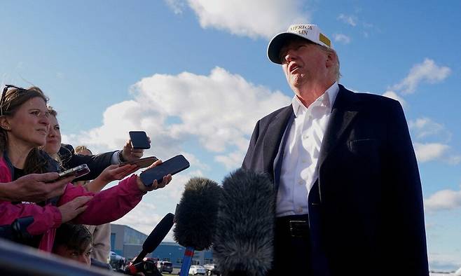 27일 도널드 트럼프 미 대통령이 교황 장례식에 참석한 뒤 미국으로 돌아와 뉴저지에서 워싱턴으로 출발하기 전 기자들에게 발언하고 있다. 로이터 연합뉴스