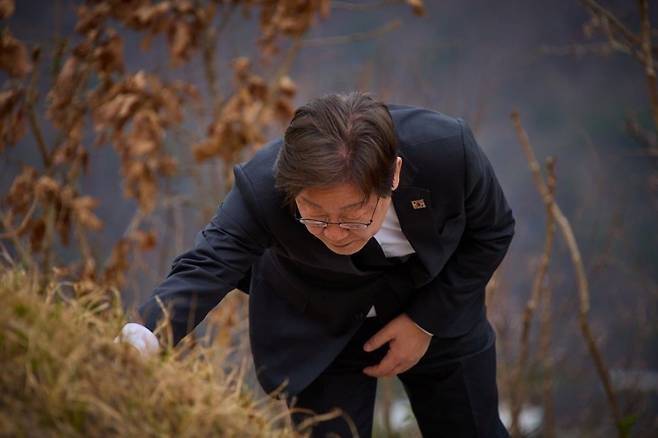 이재명 더불어민주당 대통령 후보가 지난 12일 경북 안동에 있는 부모님 선영을 찾아 참배하고 있다. 이재명 캠프 제공.