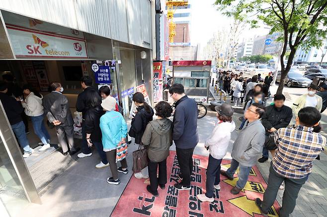 해킹 공격을 받아 가입자 유심(USIM·가입자 식별 모듈) 관련 정보 일부가 유출된 에스케이텔레콤이 유심 무료 교체 서비스를 시작한 28일 오전 서울의 한 에스케이텔레콤 대리점에서 시민들이 유심 교체를 위해 줄을 서 대기하고 있다. 김영원 기자 forever@hani.co.kr