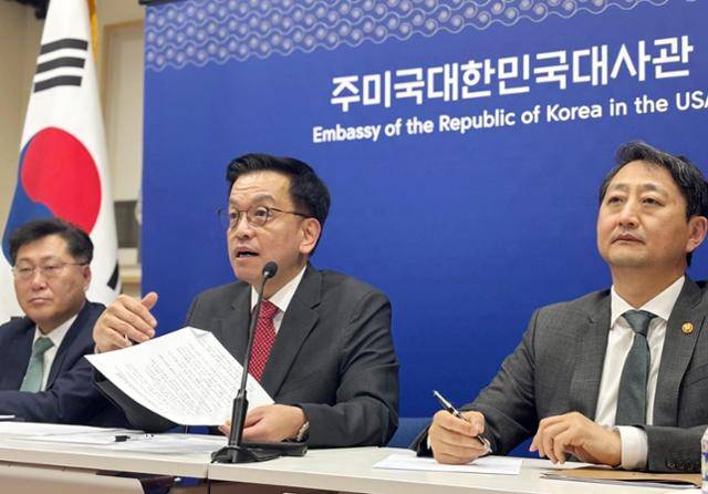 최상목(가운데) 부총리 겸 기획재정부 장관이 24일 미국 워싱턴 주미대사관에서 안덕근(오른쪽) 산업통상자원부 장관과 함께 한미 2+2 통상협의(Trade Consultation) 관련 합동브리핑을 하고 있다. 워싱턴=뉴시스