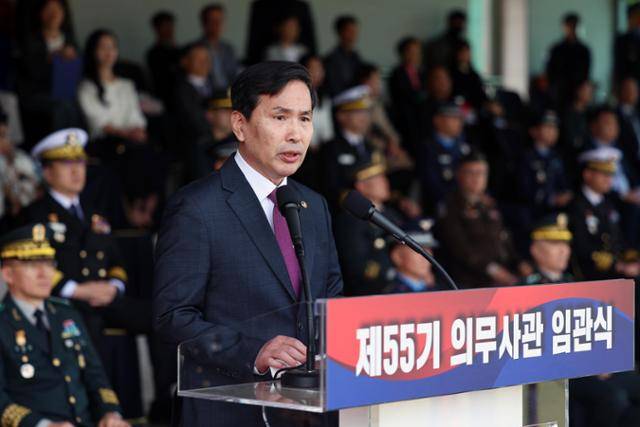 김선호 국방부 장관 직무대행(차관)이 24일 충북 괴산 육군학생군사학교에서 열린 제55기 의무사관 임관식에서 축사하고 있다. 국방부 제공