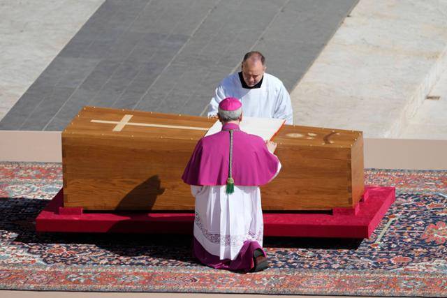 26일 바티칸 성 베드로 광장에서 프란치스코 교황 장례 미사가 거행되고 있다. 바티칸=AP 뉴시스