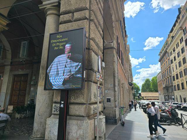 26일 이탈리아 로마에 설치된 한 스크린에서 프란치스코 교황 추모 메시지가 나오고 있다. 로마=신은별 특파원
