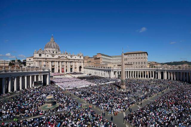 26일 바티칸 성 베드로 광장에서 프란치스코 교황 장례 미사가 거행되고 있다. 바티칸=AP 뉴시스