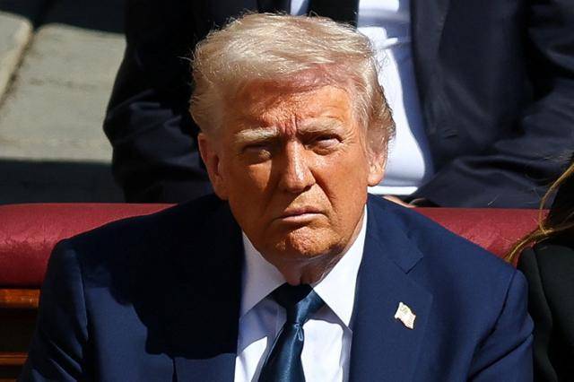 도널드 트럼프 미국 대통령이 26일 바티칸 성베드로 대성당에서 열린 프란치스코 교황 장례식에 참석해 있다. 바티칸=로이터 연합뉴스