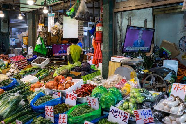 지난 24일 서울 서대문구 인왕시장의 한 상점에 채소들이 진열돼 있다. 뉴시스