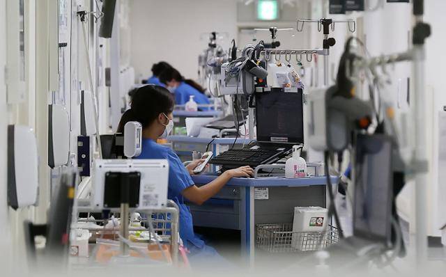 3월 12일 서울 시내 한 대학병원에서 간호사들이 업무를 보고 있다. 뉴스1