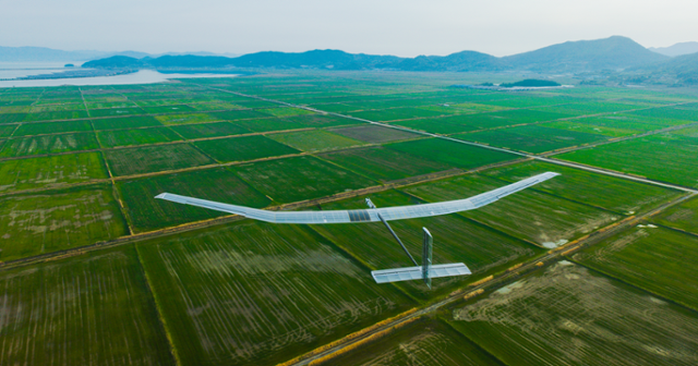 우주항공청과 한국항공우주연구원이 개발한 성층권 드론이 27일 전남 고흥 국가종합비행성능시험장 일대에서 저고도 시험비행을 하고 있다. 우주청 제공