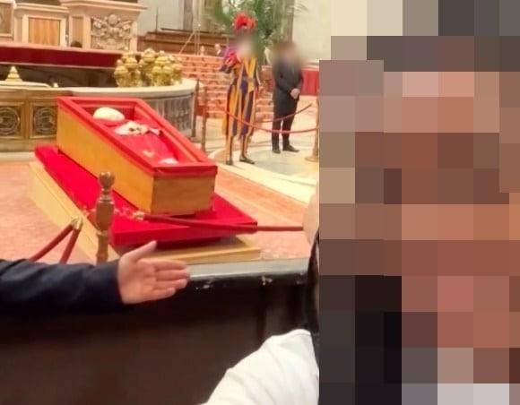 21일 선종한 프란치스코 교황 일반 조문 기간 중 일부 조문객이 교황의 관을 배경으로 셀카를 찍어 논란이다. 인스타그램 캡쳐