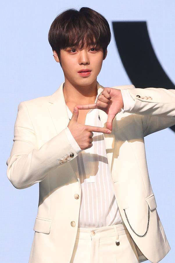 그룹 워너원 활동 시절 박지훈이 ‘내 마음 속에 저장’ 포즈를 선보이고 있다. 추진혁 기자