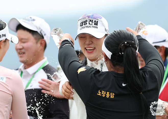 27일 끝난 KLPGA 투어 덕신EPC 챔피언십에서 우승한 뒤 동료들의 축하 물세례를 받는 김민선. KLPGA 제공