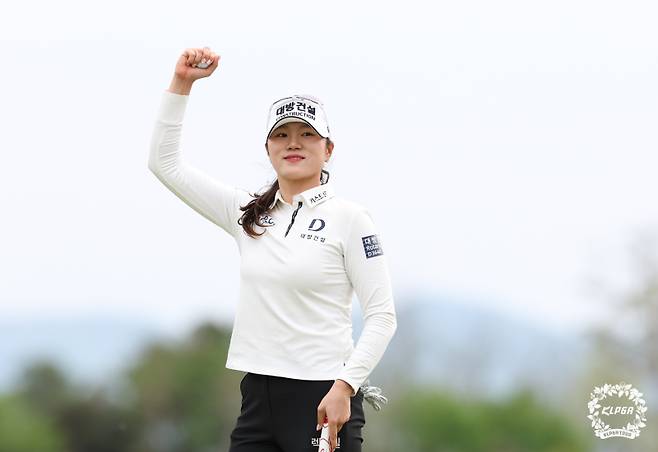 27일 끝난 KLPGA 투어 덕신EPC 챔피언십에서 우승한 뒤 주먹을 불끈 쥔 김민선. KLPGA 제공