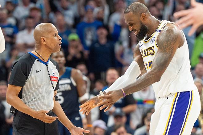 <yonhap photo-3423=""> Apr 27, 2025; Minneapolis, Minnesota, USA; Los Angeles Lakers forward LeBron James (23) lobbies for possession due to a Minnesota Timberwolves player kicking the ball in the third quarter during game four of first round for the 2025 NBA Playoffs at Target Center. Mandatory Credit: Matt Blewett-Imagn Images/2025-04-28 08:48:00/ <저작권자 ⓒ 1980-2025 ㈜연합뉴스. 무단 전재 재배포 금지, AI 학습 및 활용 금지></yonhap>