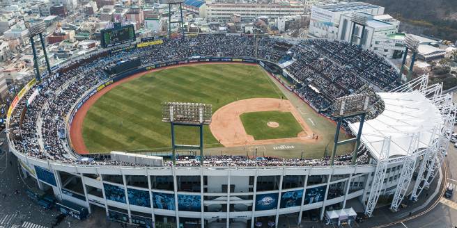 NC 다이노스가 2013~2018년까지 KBO리그 경기(1군)를 진행한 마산구장 전경. 현재는 퓨처스(2군) 리그 경기가 열리는데 조명 시설 미비로 낮 경기만 소화한다. NC 제공