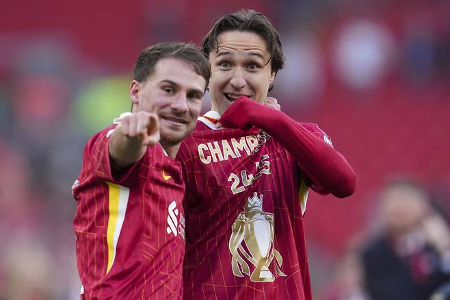 <yonhap photo-1352=""> Liverpool's Alexis Mac Allister, left, and Liverpool's Federico Chiesa celebrate after winning the English Premier League soccer match between Liverpool and Tottenham Hotspur and clinching the Premier League title at Anfield in Liverpool, England, Sunday, April 27, 2025. (AP Photo/Jon Super)/2025-04-28 05:06:52/ <저작권자 ⓒ 1980-2025 ㈜연합뉴스. 무단 전재 재배포 금지, AI 학습 및 활용 금지></yonhap>