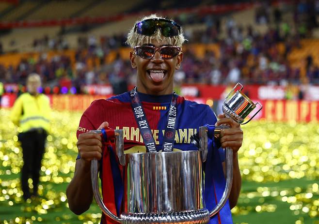 <yonhap photo-2507=""> Soccer Football - Copa del Rey - Final - FC Barcelona v Real Madrid - Estadio de La Cartuja, Seville, Spain - April 26, 2025 FC Barcelona's Lamine Yamal celebrates with the trophy after winning the Copa del Rey REUTERS/Borja Suarez/2025-04-27 08:30:30/ <저작권자 ⓒ 1980-2025 ㈜연합뉴스. 무단 전재 재배포 금지, AI 학습 및 활용 금지></yonhap>