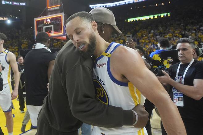 <yonhap photo-4081=""> Golden State Warriors guard Stephen Curry, foreground, celebrates with injured forward Jimmy Butler III after Game 3 of an NBA basketball first-round playoff series against the Houston Rockets in San Francisco, Saturday, April 26, 2025. (AP Photo/Jeff Chiu)/2025-04-27 12:25:30/ <저작권자 ⓒ 1980-2025 ㈜연합뉴스. 무단 전재 재배포 금지, AI 학습 및 활용 금지></yonhap>