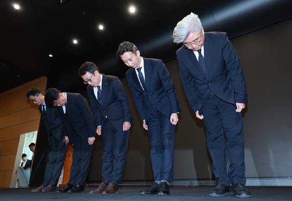 유영상 SK텔레콤 대표이사(가운데) 등이 지난 25일 서울 중구 SKT타워에서 SK텔레콤 이용자 유심(USIM) 정보가 해커 공격으로 유출된 것과 관련해 고개 숙여 사과하고 있다.  [사진=연합뉴스]