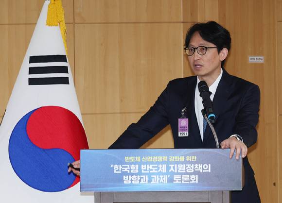 김덕파 고려대학교 교수가 28일 국회 의원회관에서 열린 한국형 반도체 지원정책의 방향과 과제 토론회에서 ‘반도체 산업 현황 및 정책’이라는 주제로 발제를 하고 있다. [사진=대한상공회의소]