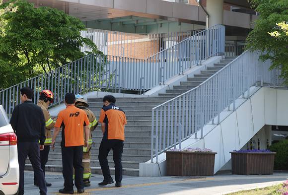 28일 학생 흉기 난동이 발생한 청주의 한 고등학교에서 소방 당국 등이 사고 상황을 파악하고 있다. [사진=연합뉴스]