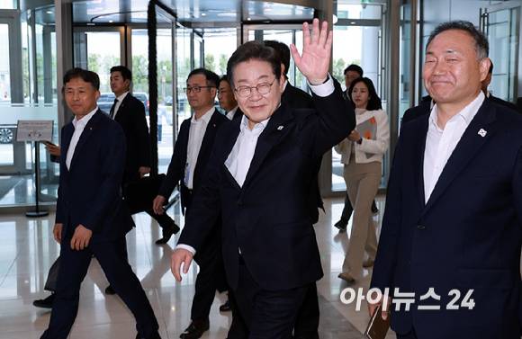 이재명 더불어민주당 대선 후보와 곽노정 SK하이닉스 대표이사 사장(왼쪽)이 28일 오후 경기도 이천시 SK하이닉스 이천캠퍼스에서 'K-반도체' AI메모리반도체 기업 간담회를 위해 만나 대화하며 걷고 있다. [사진=국회사진취재단]