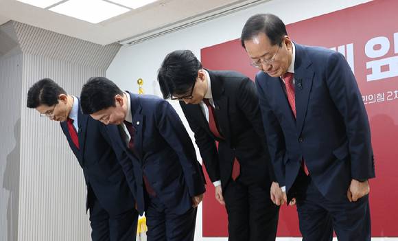 23일 서울 여의도 국민의힘 중앙당사에서 열린 2차 경선 토론회 미디어데이에서 국민의힘 김문수(왼쪽부터), 안철수, 한동훈, 홍준표 대선 경선 후보가 인사하고 있다. [사진=연합뉴스]