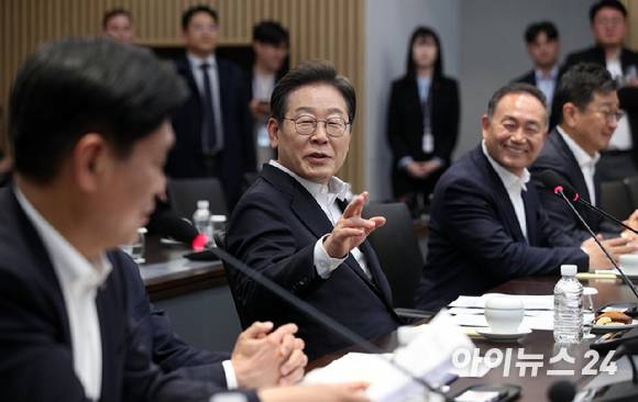 이재명 더불어민주당 대선 후보가 28일 오후 경기도 이천시 SK하이닉스 이천캠퍼스에서 열린 'K-반도체' AI메모리반도체 기업 간담회에 참석해 모두발언을 하고 있다. [사진=국회사진취재단]